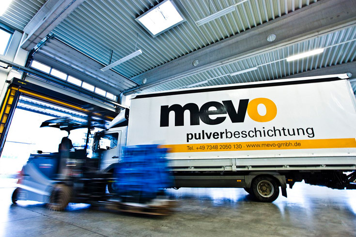 Mit unserem Firmeneigenen LKW liefern und holen wir Ware im Umkreis von 50 km.